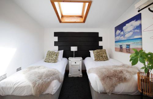 The Farmhouse with two hot tubs - Foto 79