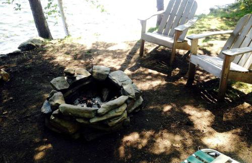 Charming Lakefront Cabin Rental with a Fire Pit near Brownville, Maine - Foto 5
