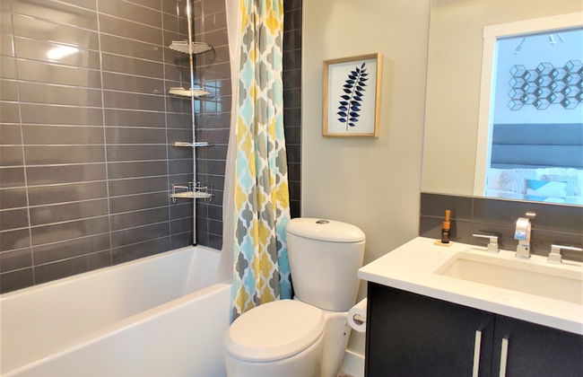 Monki Di Executive Suites - GLAS - Luxury Inner City Home 3 min to Downtown w Private Rooftop Patio Fireplace - Foto 26