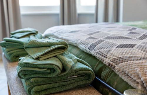 Amazing 3 bedroom, 2 bathroom, ground floor flat with garden, near train Station and bus stop - Foto 16