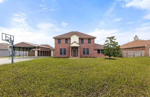 Luxurious Home with Huge Pool - Photo 50