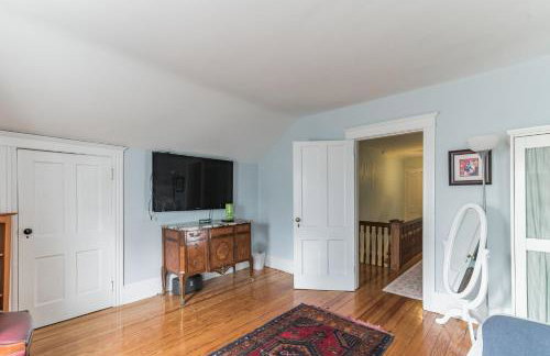 Mountain View Victorian with Convenient Location and Lots of Space tp Play farmhouse - Foto 27