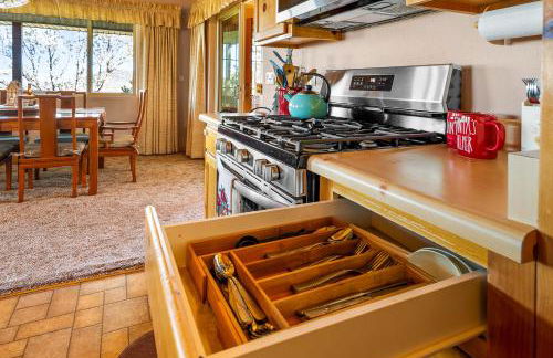 Breathtaking Cabin Backing the National Forest - Foto 33