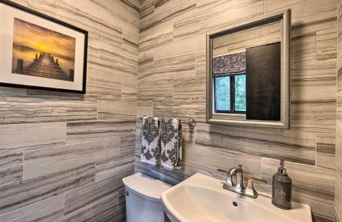 Unique Southampton Getaway with Rooftop Deck! - Foto 26