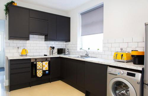 4 Bedrooms Spacious House With 2 Bathrooms Free Parking - sleeps up to 10 guests - Foto 15