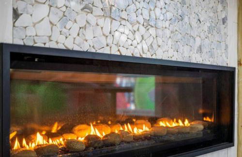 New Sunday River Ski Retreat with Hot Tub Spa - FirePit Sleeps 16 - Foto 70