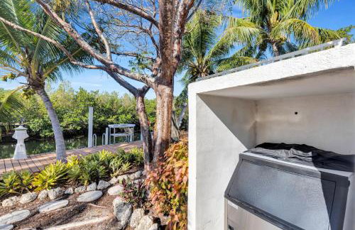 NEW LISTING! Reel Joy Waterfront Luxe with Pool and Private Dock home - Foto 48