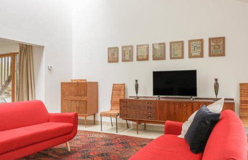 Frater House - Photo 2