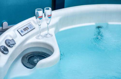 Harbour View at Avocet Crescent - Luxury Lodge with Hot Tub - Hayling Island - Mill Rythe Holiday Village - Photo 2