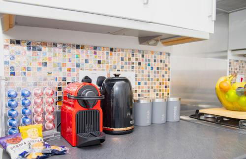 Lavish 4-Bedrooms with Modern Home Features - Guest 8 - Hi-Speed Wi-Fi - Luxury Garden - Private Ample Parking - Foto 35