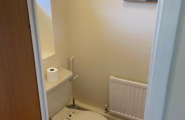 Large, 3 Floors, Quiet, Sleeps 16, 4 Bathrooms, 5 Parking, Semi rural Leicester - Foto 18