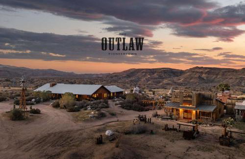 The Outlaw By The Cohost Company - Foto 1