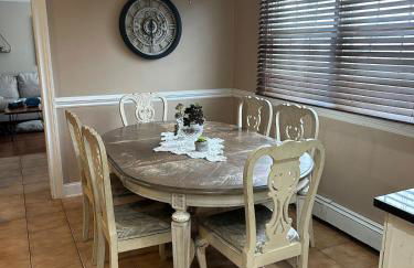 Spacious Family Friendly Backyard Retreat - Photo 4