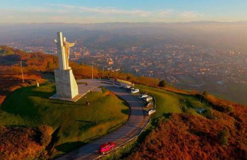 ¡Al lado de la Clínica Oftalmológica Vega! - Foto 42
