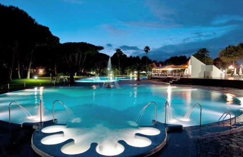 Pine-shaded Getaway w/ Pool - Foto 50