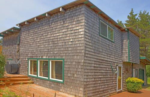 Cozy 2BR cabin near beach with deck fireplace. - Foto 21