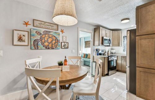 Luxury Home with Hot Tub & Outdoor Oasis blocks from the Beach - Foto 25