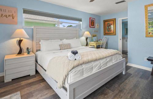 Pirates Den a 4BR Pet-Friendly Waterfront Oasis with Pool, Dock, Personal Water Boats, Fire Pit, Game Room and Bar - Foto 6