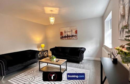 Spacious 4 Bedroom By Tara Stays Short Lets & Serviced Accommodation Aldershot With Free WiFi & Garden - Foto 6