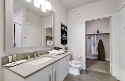 2BR Southtown Apartment FreeParking Wifi Pool Gym - Photo 5