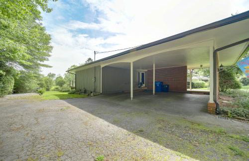 Centrally Located Brevard Home with Deck and Fire Pit! - Foto 30