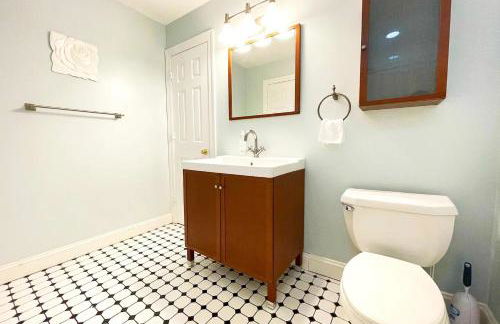 Modern Home off I-95 Perfect for Families & Business Stay with Ample Parking - Foto 12