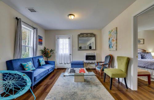 Lakefront Pocono Retreat with Hot Tub and Movie Hub - Foto 23