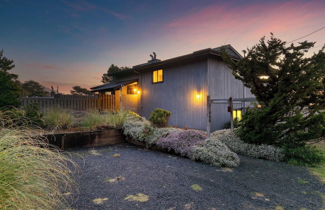 Half Block to Beach w/ Oceanview, Patio + Balcony The Shore Pine by Avantstay - Foto 39