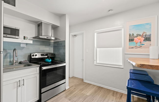 Studio w/ King Bed Heated Pool, Steps to Beach! - Foto 1