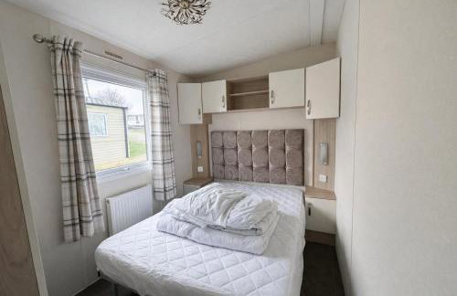 Stunning 8 Berth Caravan With Decking, Ref 71012P - Photo 14