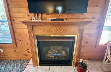 Black Bear Cabin - Giant Spa Tub, Peaceful Location - Foto 6