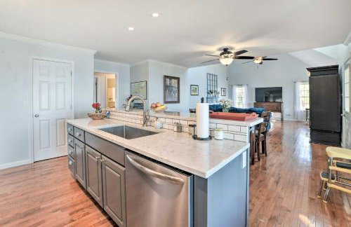 Country-Chic Home with Fire Pit, Steps to Lake! - Foto 11