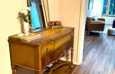 Vintage, Mid-Century Suite above Antique Store - Foto 16