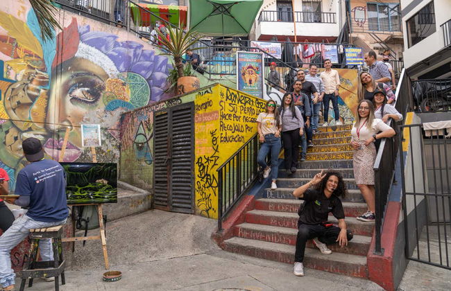 Tour do grafite pela Comuna 13 em micro–ônibus temático - Foto 2