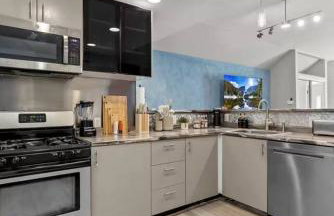 Stylish 2BR Dual-Kitchen Retreat Near Forest Park - Photo 5