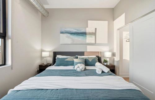 Edgewater Apt with Free Parking Gym Modern Living - Photo 31