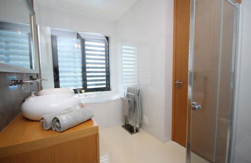 Villa Vitoria - by LovelyStay - Foto 28