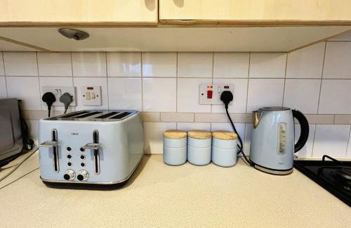 Spacious 2-Level Home by the Beach & Transport - Foto 27