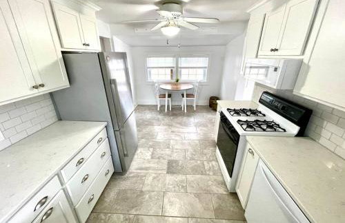 Coastal Cape Cod w/ King Bed, Game Room, & Bikes! - Foto 12