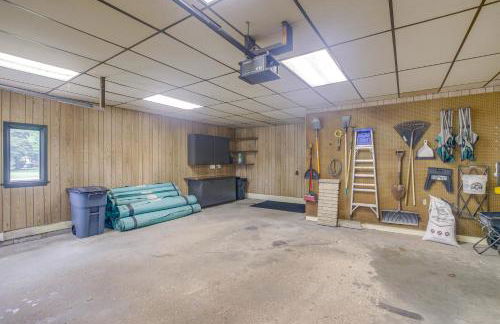 Updated Plymouth Home about 5 Mi to Road America! - Foto 29