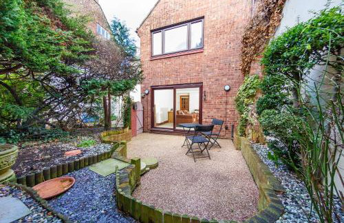 Courtyard Cottage with free onsite parking, garden, short flat walk to town - Foto 15