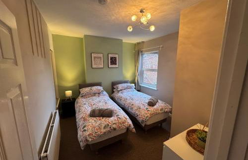 Whole Town House - Town centre! - Photo 17