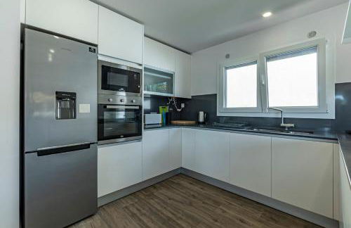 4 Bed Villa - Sleeps 8 - Pool - Garden - Parking - Foto 6