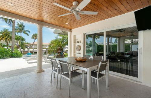 Seven Palms Waterfront- Private Dock, Heated Pool & Lanai -Walk to beach! by Maven Vacation Rentals - Foto 47