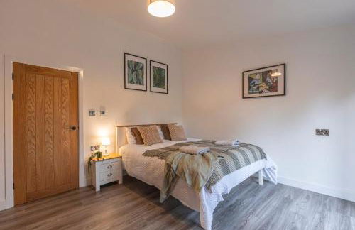 Stunning 5-bed Barn Conversion in Newark-on-Trent by Renzo, Beautiful Surroundings, Sleeps 10! - Foto 17
