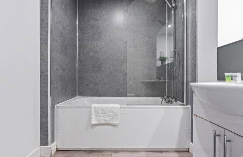 Stylish Two Bedroom Apartment - Secure Parking & Balcony 9MC - Photo 19