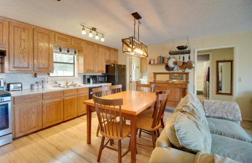 Dock and Water-View Deck Home on Lake Dardanelle - Foto 6