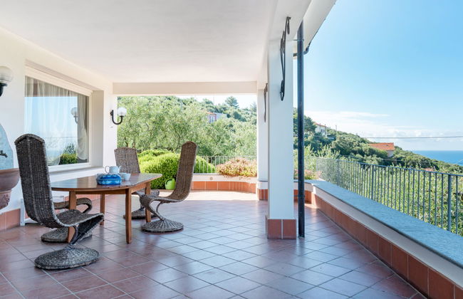 8 bedroom House in Diano Castello with private pool and garden - Photo 1