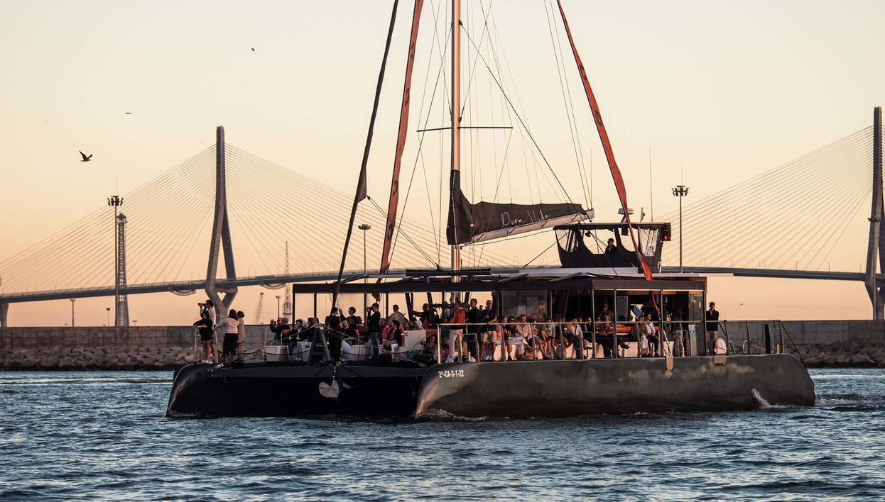 Giro in catamarano nella baia di Cadice al tramonto