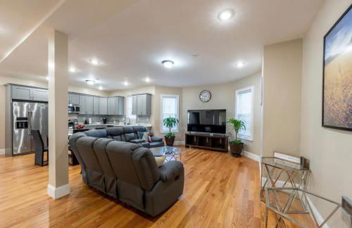 233-1 4BR Boston - Cozy Apt near MBTA Station - Photo 2